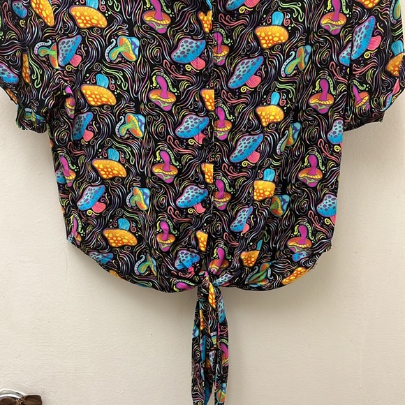 SPENCER'S  TRIPPY MUSHROOMS MULTICOLOR BLOUSE / TIE BOTTOM SIZE MEDIUM - Picture 8 of 12